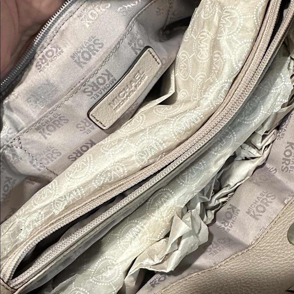 Elegant Gray Michael Kors Women's Handbag - Picture 3 of 3